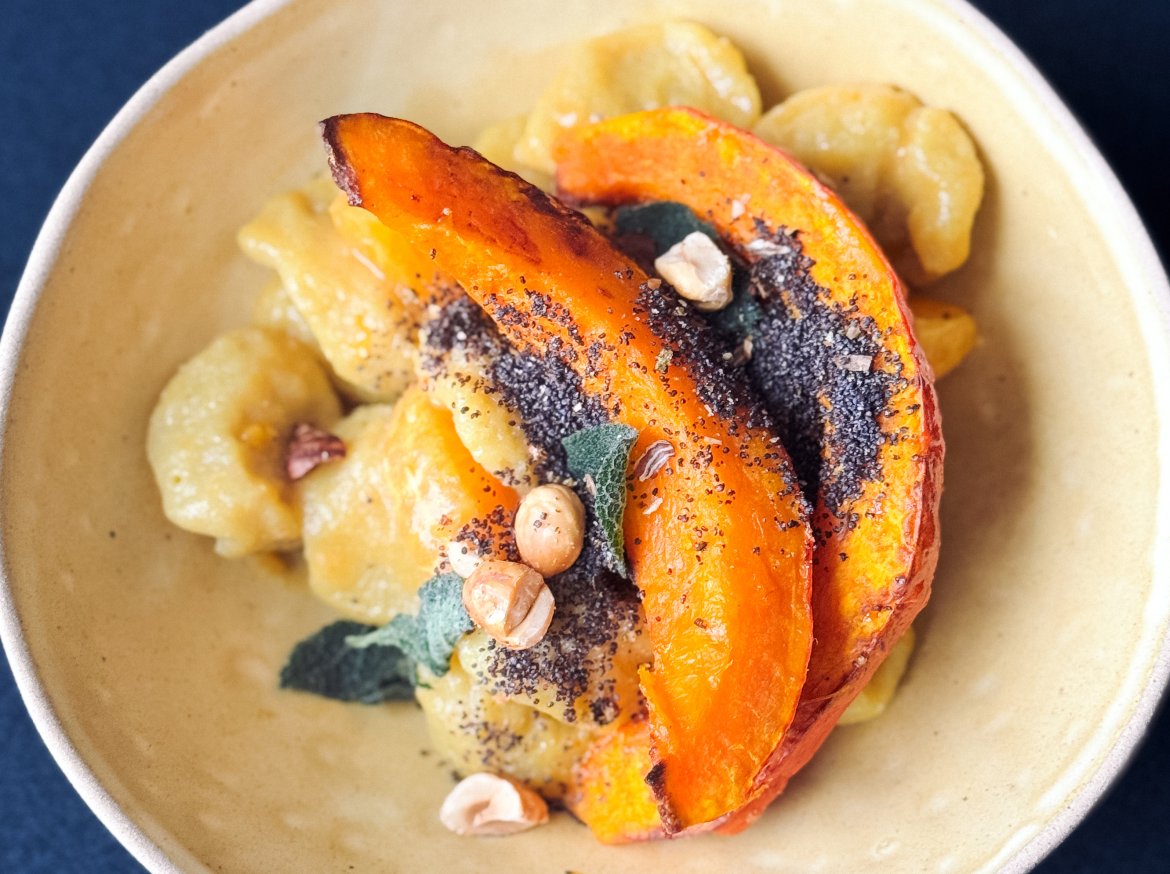 Kürbis-Pizokel mit Salbei-Mandarinen-Miso-Glaze & Haselnuss-Mohn-Wacholder-Crunch