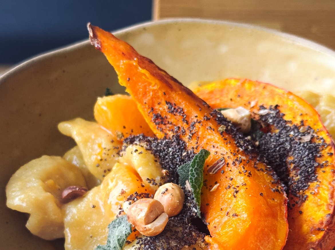 Zubereitung der Kürbis-Pizokel mit Salbei