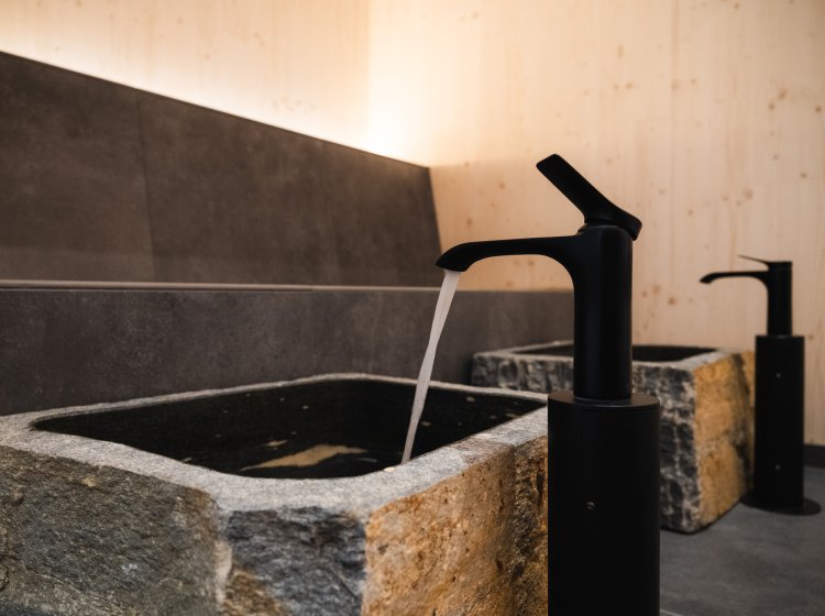 Fußbäder im Wellnessbereich des Biohotels Balderschwang