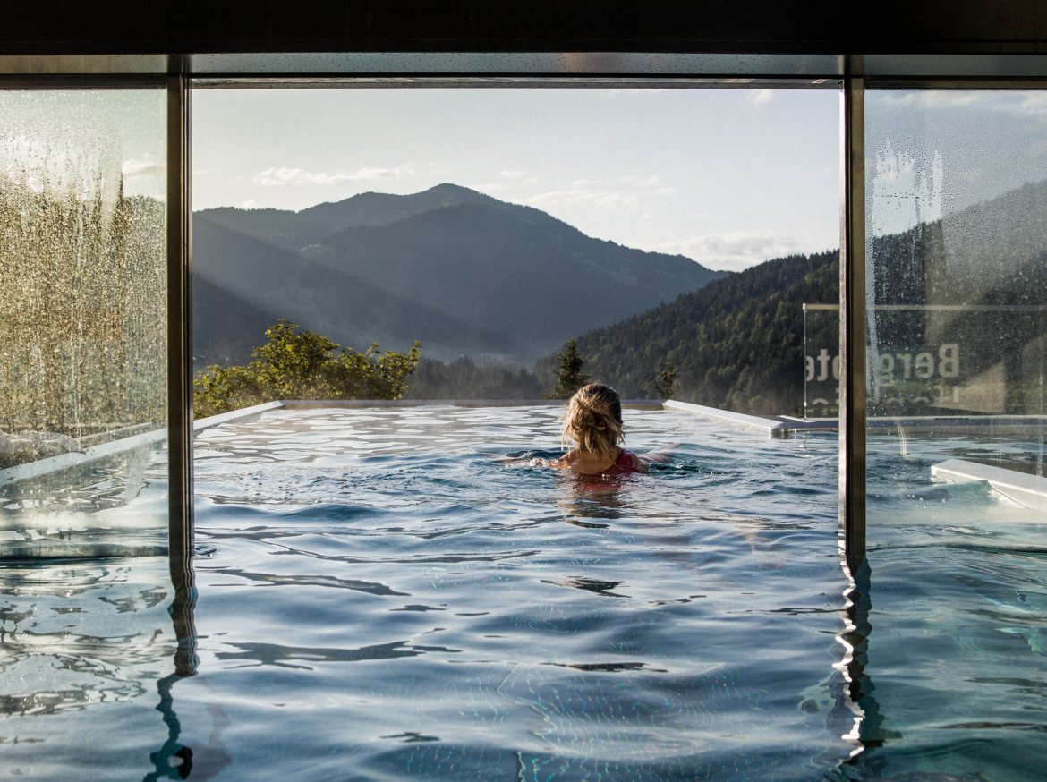 Außen Infinity-Pool mit Blick auf die Allgäuer Alpen