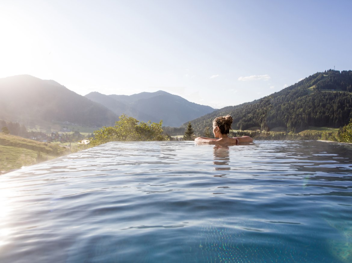 Infinity Pool - Schwimmen mit Bergblick im Allgäuer Biohotel